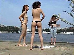 Снимает голых девок на пляже