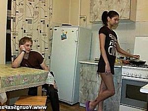 Две домохозяйки устроили жаркий секс прямо на кухонной столешнице