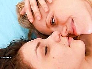Лесбиянки в постели затрахали друг друга оральными ласками