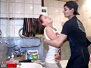 Русское порно - Сантехник порвал на девушке вещи и вдул ей в очко