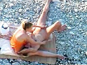 Русское порно - Нудистка тайно отсасывает хрен своего товарища