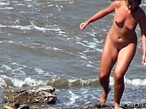 порно на пляже лежит голая