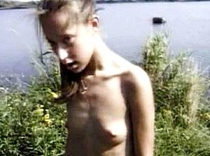 Мужик трахает худую девчонку на берегу реки, смотреть порно онлайн 